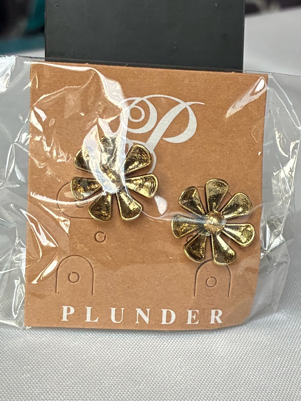 NIP Plunder Design Antique Gold Daisy Flower Stud Earrings - Picture 3 of 5